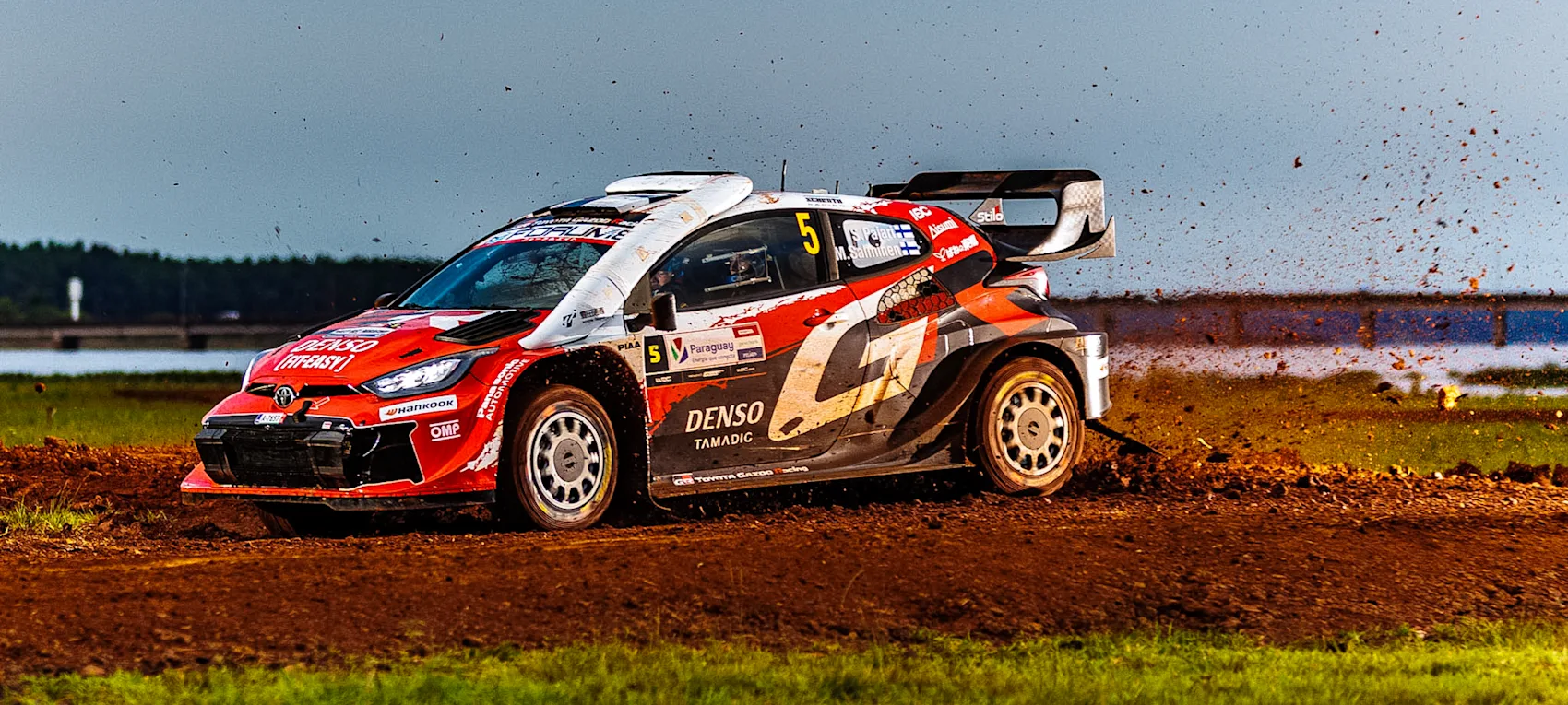 pajari hace historia con un triplete en el wrc